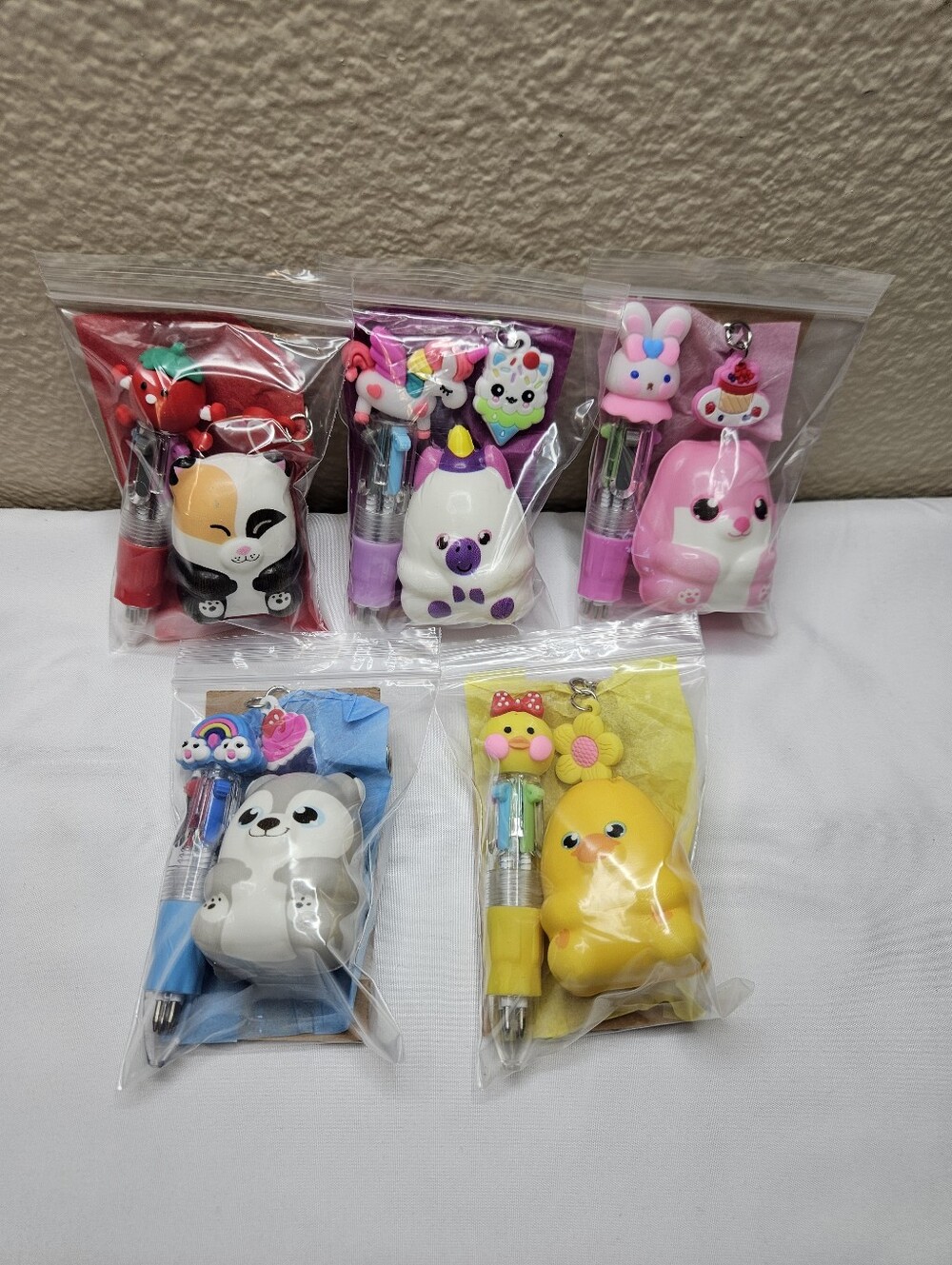 Set of 4 Bags | Squishy, 4-Color Pen, Keychain & Thank You Card NEW | Favor Bags - Picture 4 of 7